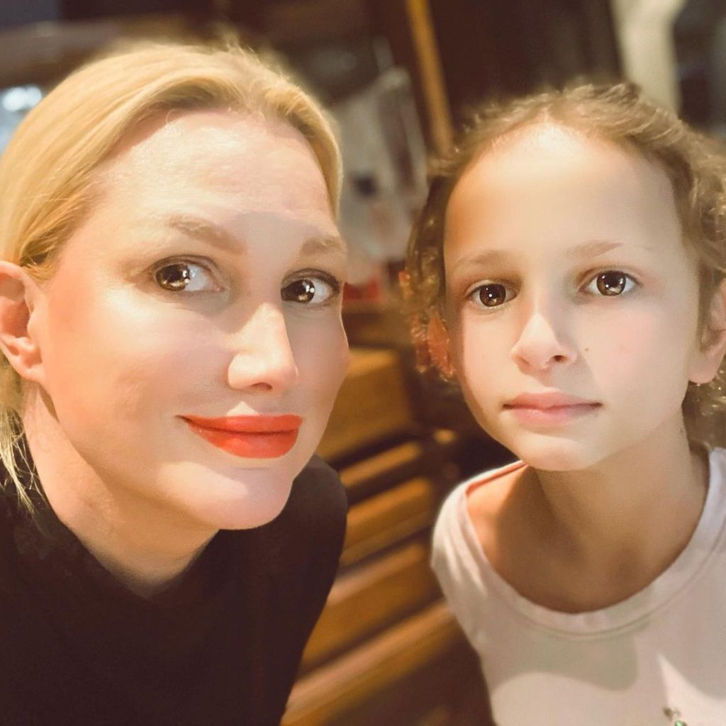 Alice Evans und ihre Tochter Elsie im Dezember 2021