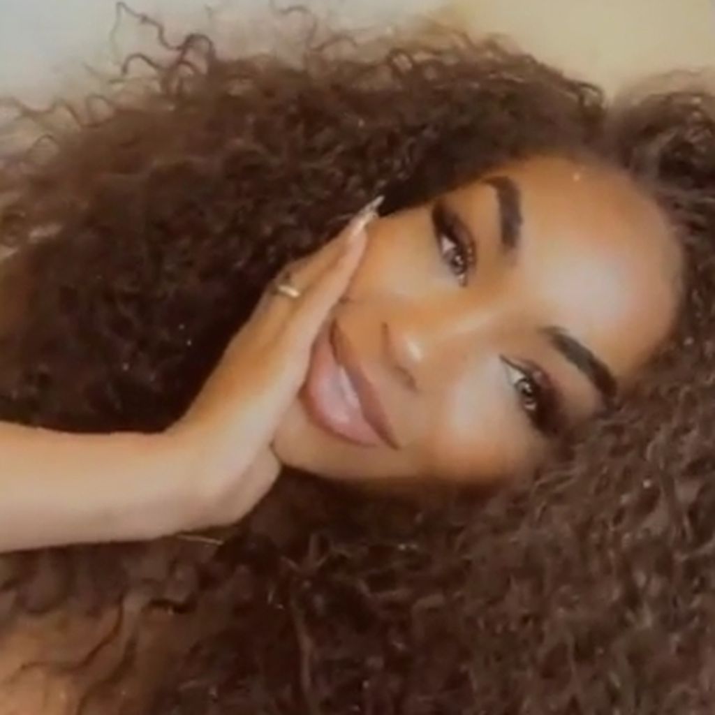 Alicia-Awa Beissert mit ihrer Naturkrause