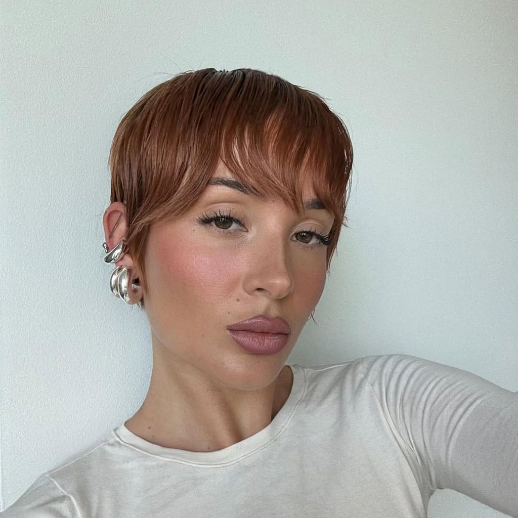 Alicia Costa Pinheiro mit roter Kurzhaarfrisur