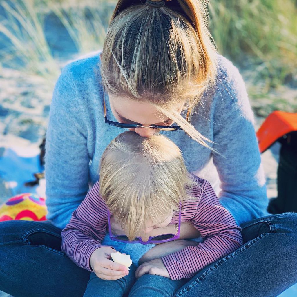 Alina Merkau mit ihrer Tochter im Oktober 2019