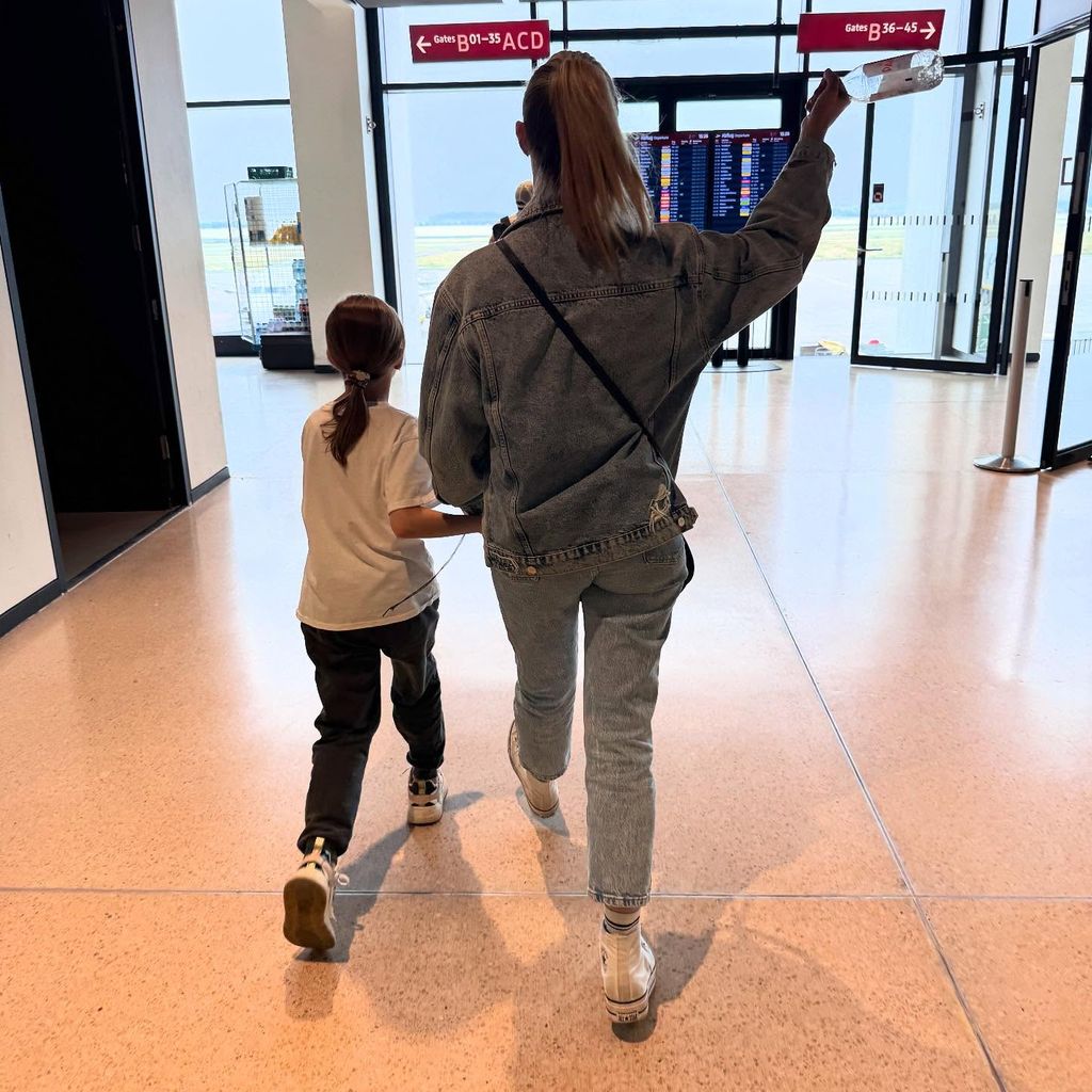 Alina Merkau und ihre Tochter im Juni 2025