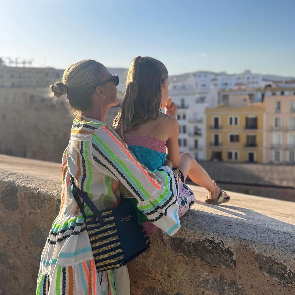 Alina Merkau mit ihrer Tochter auf Ibiza