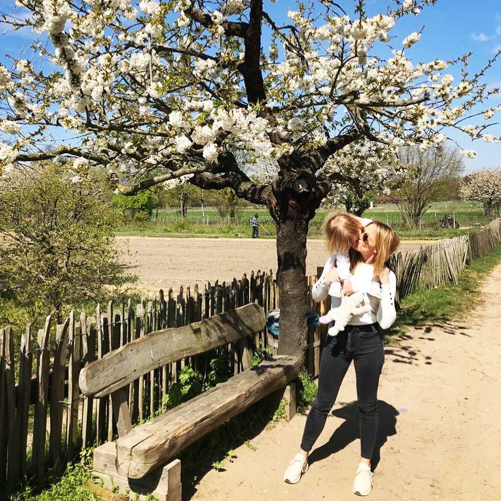 Alina Merkau mit ihrer Tochter Rosa