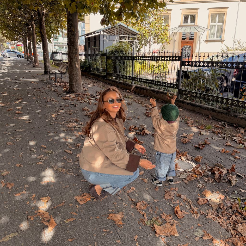 Alina Mour mit ihrem Sohn, September 2026