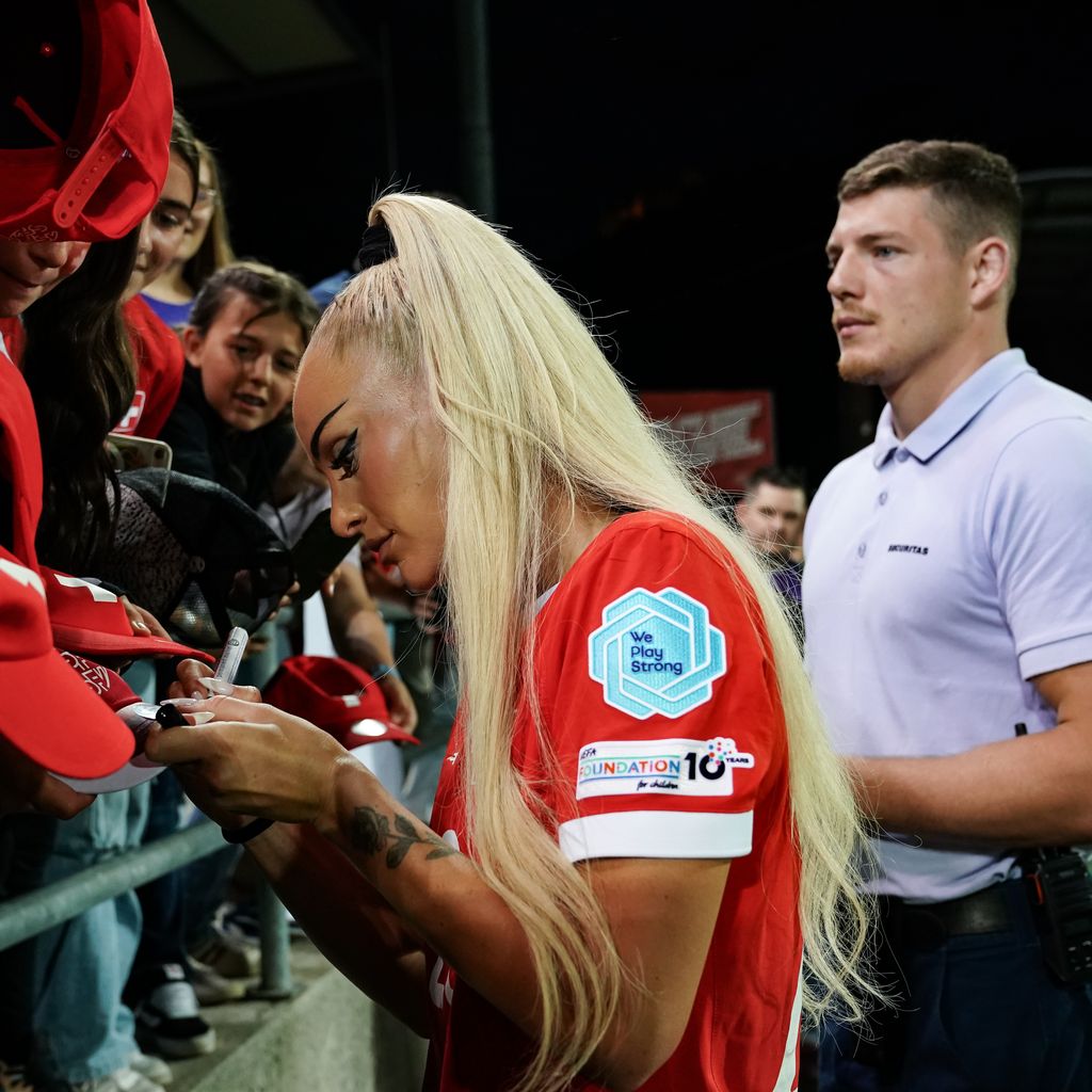 Alisha Lehmann mit ihrem Bodyguard, Juni 2025