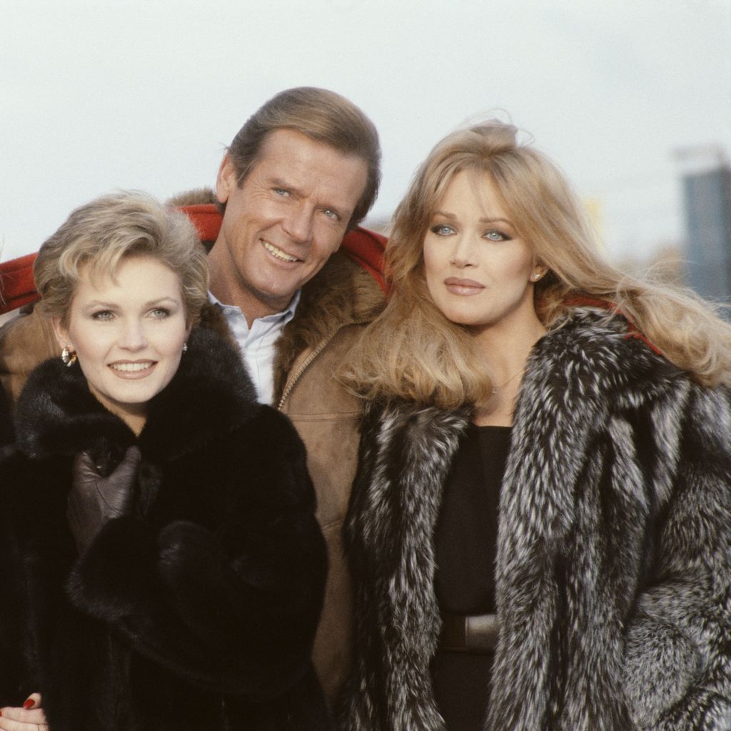Alison Doody, Fiona Fullerton, Roger Moore und Tanya Roberts