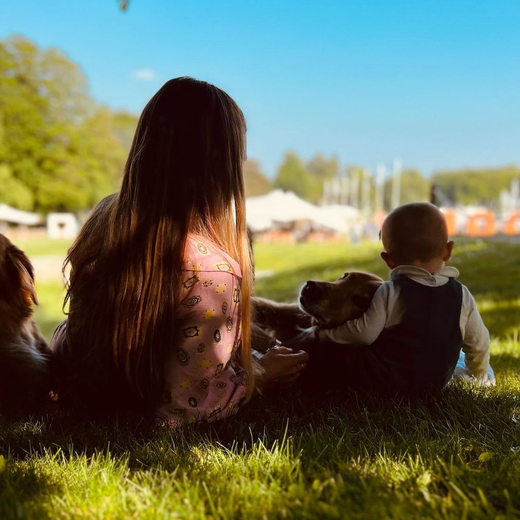 Alizee Thevenet und Sohn Inigo im Mai 2024