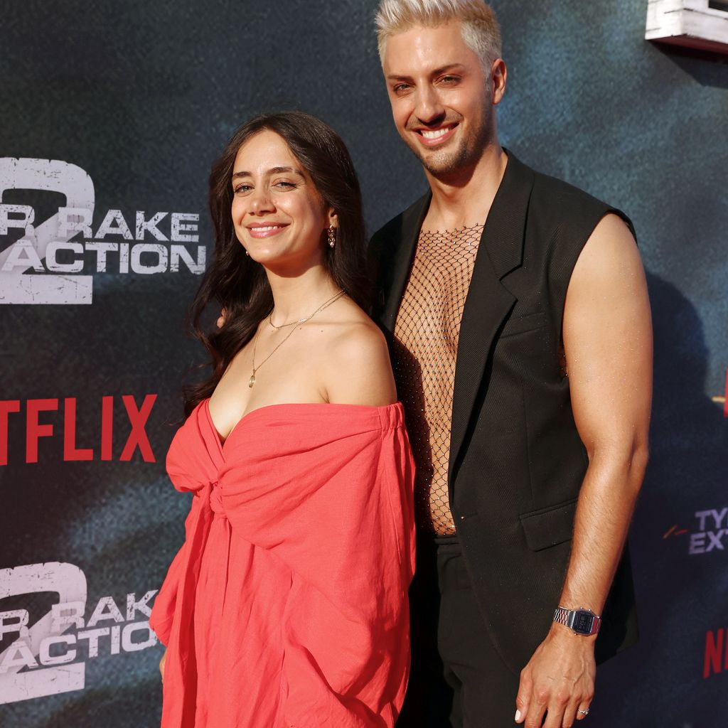 Aljosha Muttardi mit einem Gast auf der "Tyler Rake: Extraction 2"-Premiere in Berlin