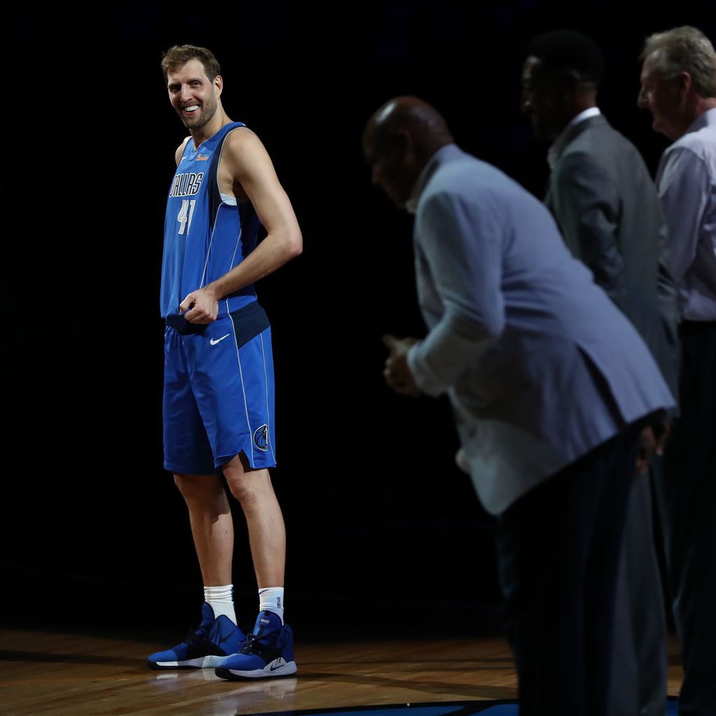 Alle verneigen sich zum Abschied vor Dirk Nowitzki (l.)