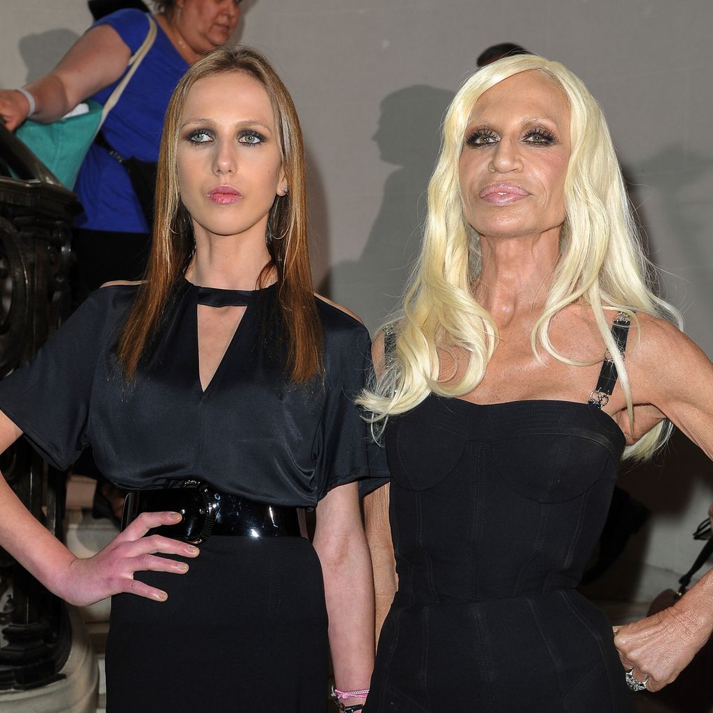 Allegra Versace und Donatella Versace bei der Pariser Fashion Week im Juli 2012 in Paris