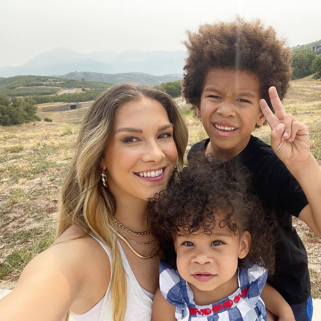 Allison Holker mit ihren zwei Kindern im August 2021