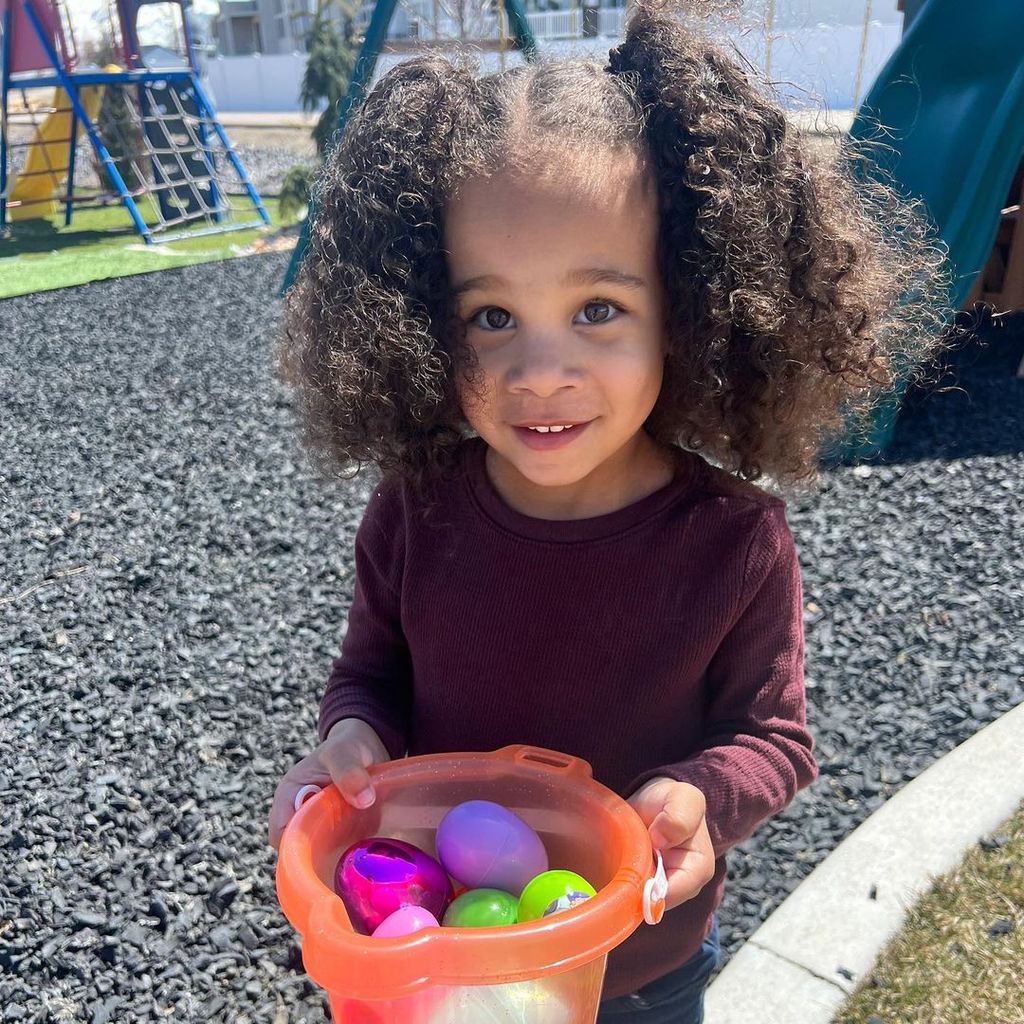 Allison Holkers Kind mit einem Osterkorb