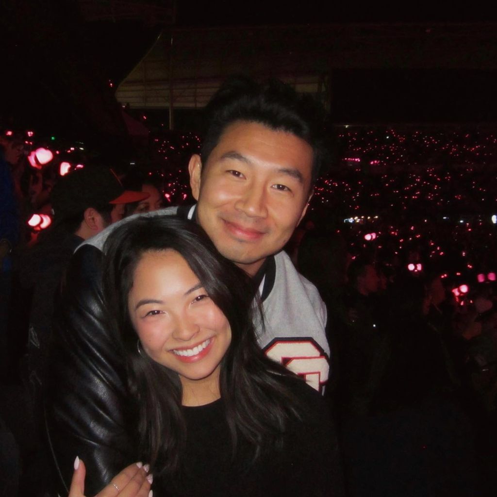 Allison Hsu und Simu Liu im November 2022