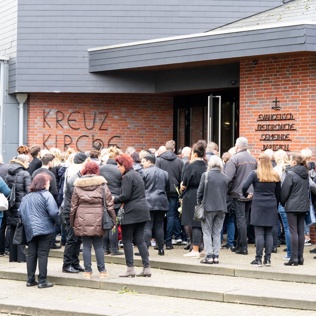 Alphonso Williams' Trauergäste vor der Kreuzkirche in Oldenburg
