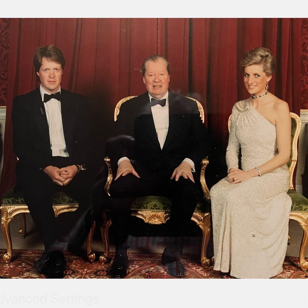 Ein altes Familienfoto von Prinzessin Diana (r.), ihrem Vater und ihrem Bruder Charles Spencer