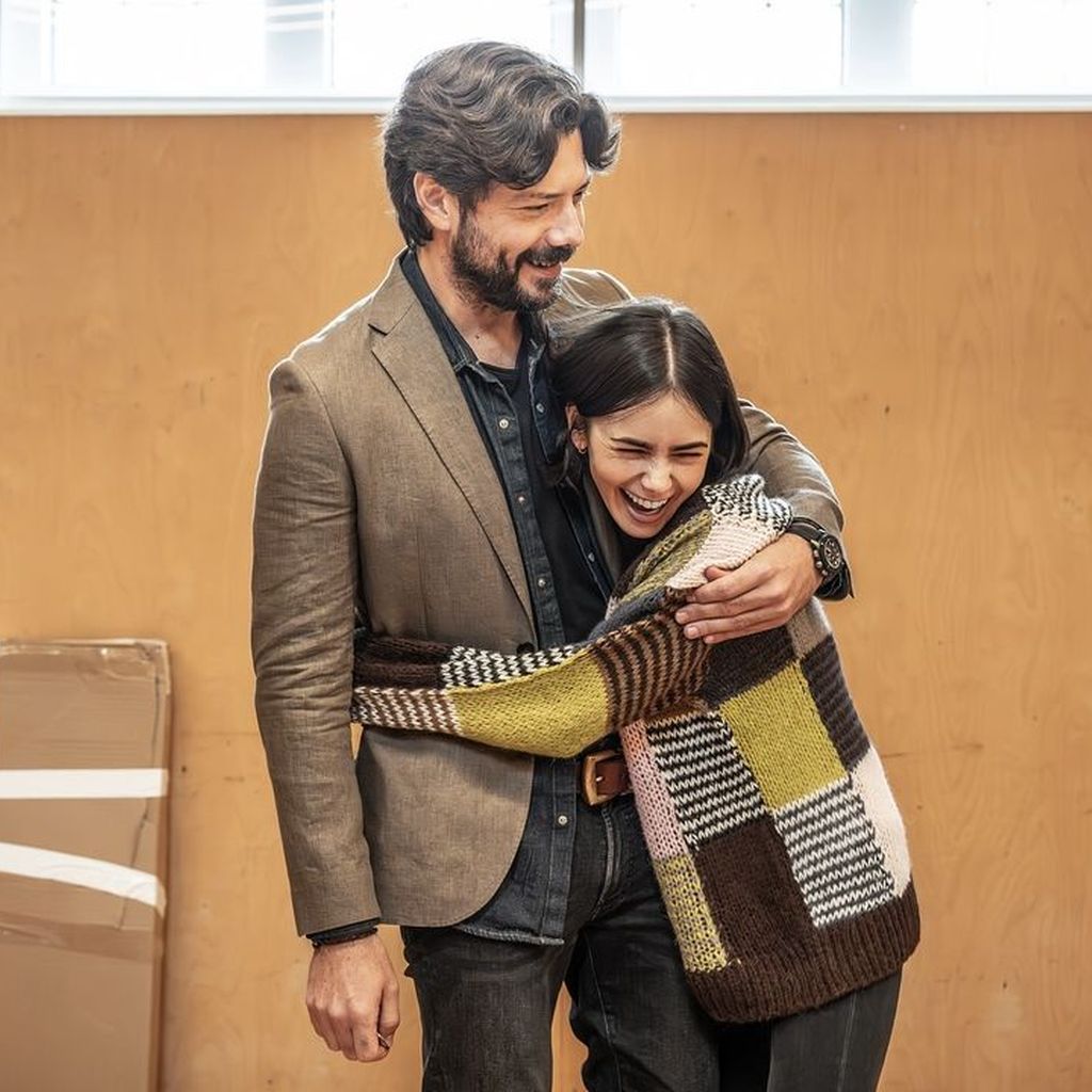 Álvaro Morte und Lily Collins bei den Proben von "Barcelona", 2024