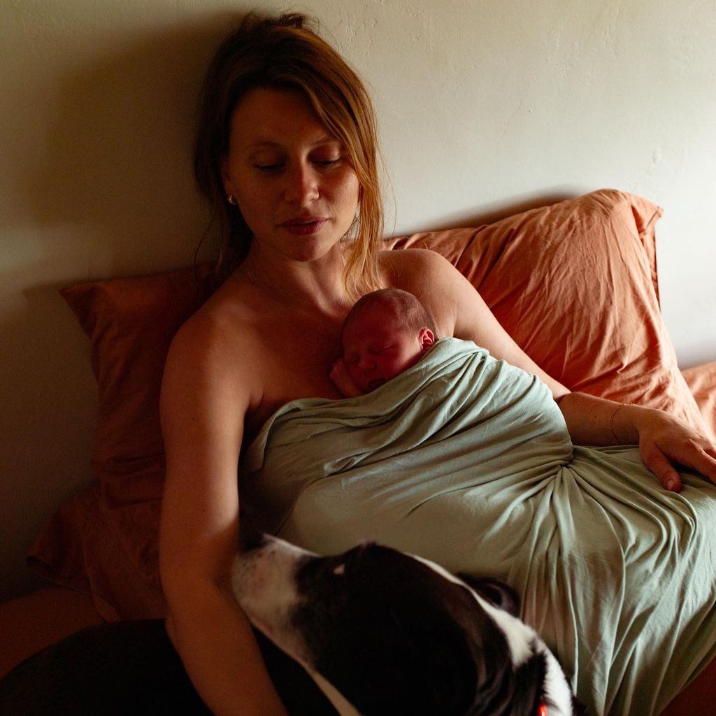 Aly Michalka mit ihrem Baby