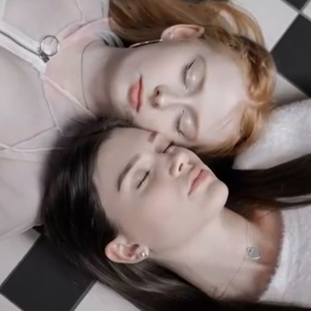 Alysha Hübner und Chanel Silberberg im Musikvideo "Zu viel gesagt"