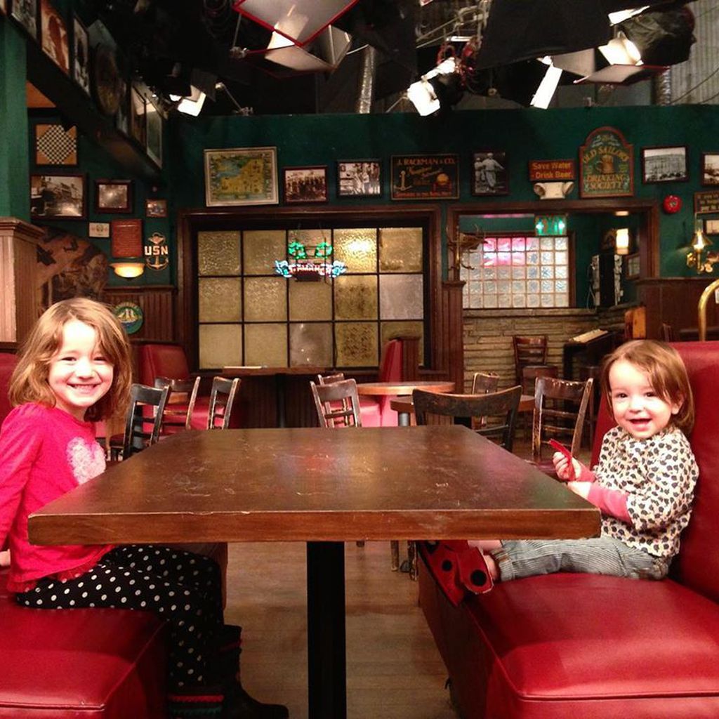 Alyson Hannigans Töchter Satyana und Keeva im "How I Met Your Mother"-Pub im Februar 2014