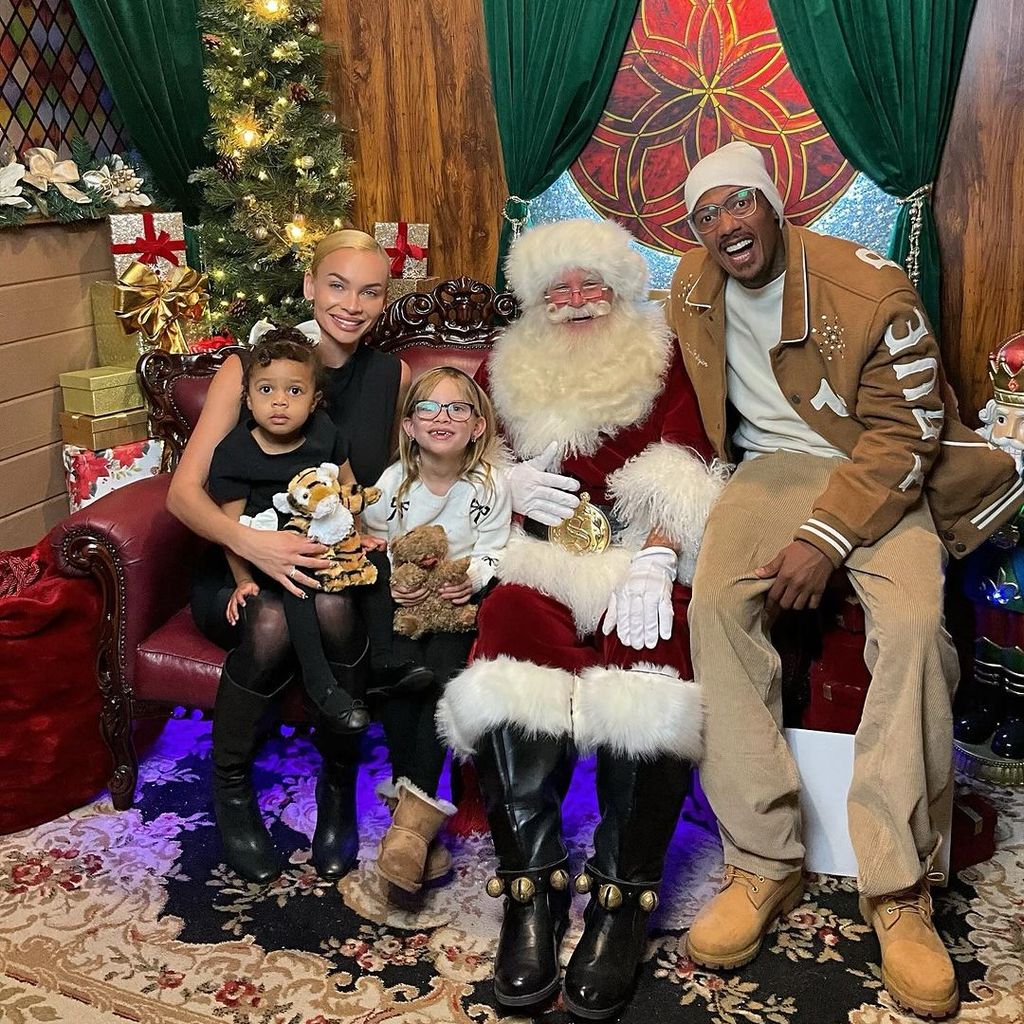 Alyssa Scott, ihre Töchter Halo und Zeela und Nick Cannon mit Santa Claus