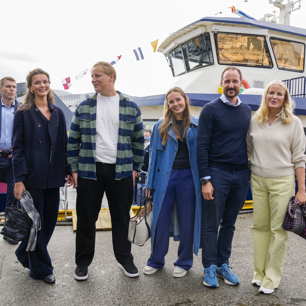 Amalie Giæver Macleod, Prinz Sverre, Prinzessin Ingrid, Kronprinz Haakon und Prinzessin Mette-Marit