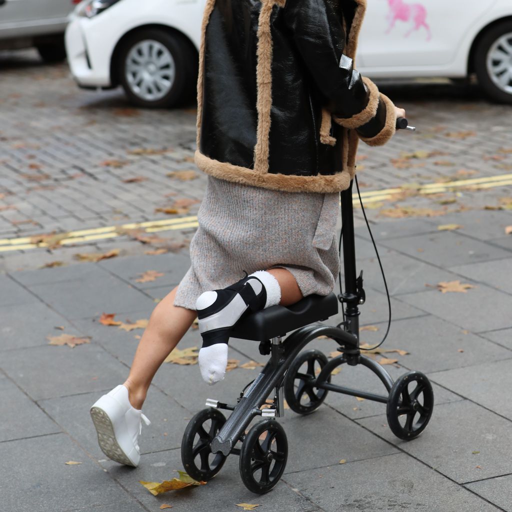 Amanda Holden mit ihrer Gehhilfe, November 2019