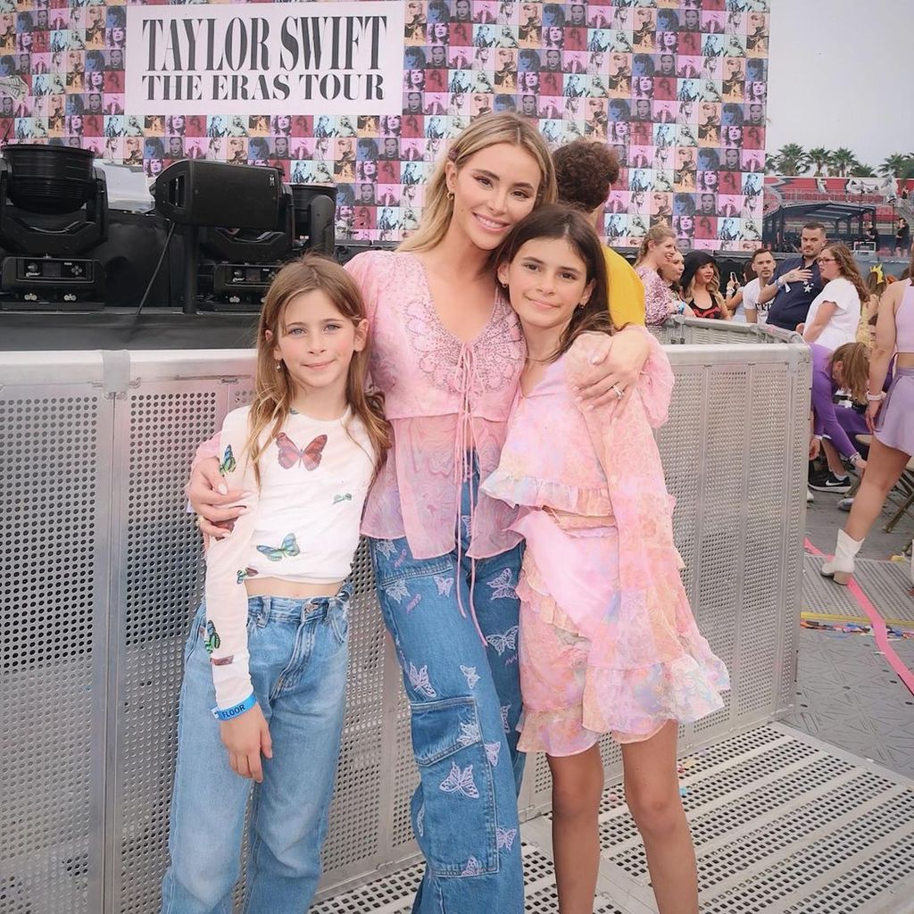 Amanda Stanton und ihre beiden Töchter bei einem Taylor-Swift-Konzert