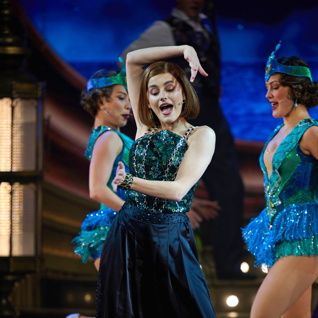 Amber Davies und Ensemble beim "The Great Gatsby"-Fotocall im London Coliseum, 16. April 2025.
