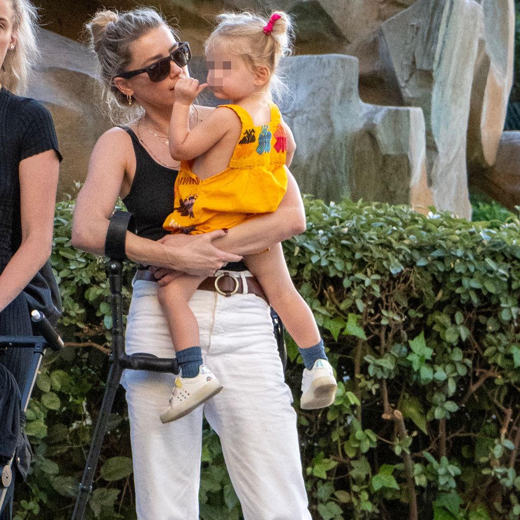 Amber Heard mit ihrer Tochter Oonagh in Madrid im Oktober 2023
