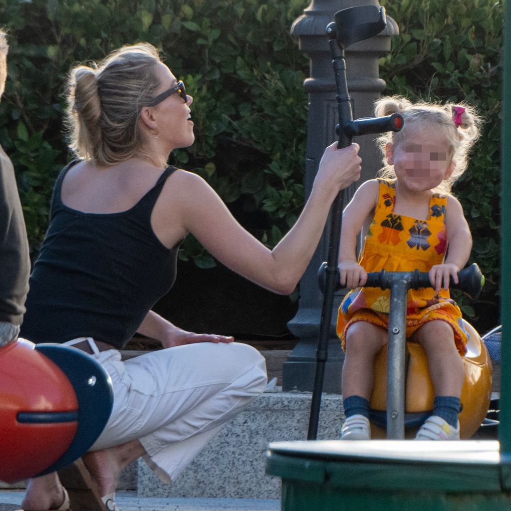 Amber Heard mit ihrer Tochter Oonagh in Madrid im Oktober 2023