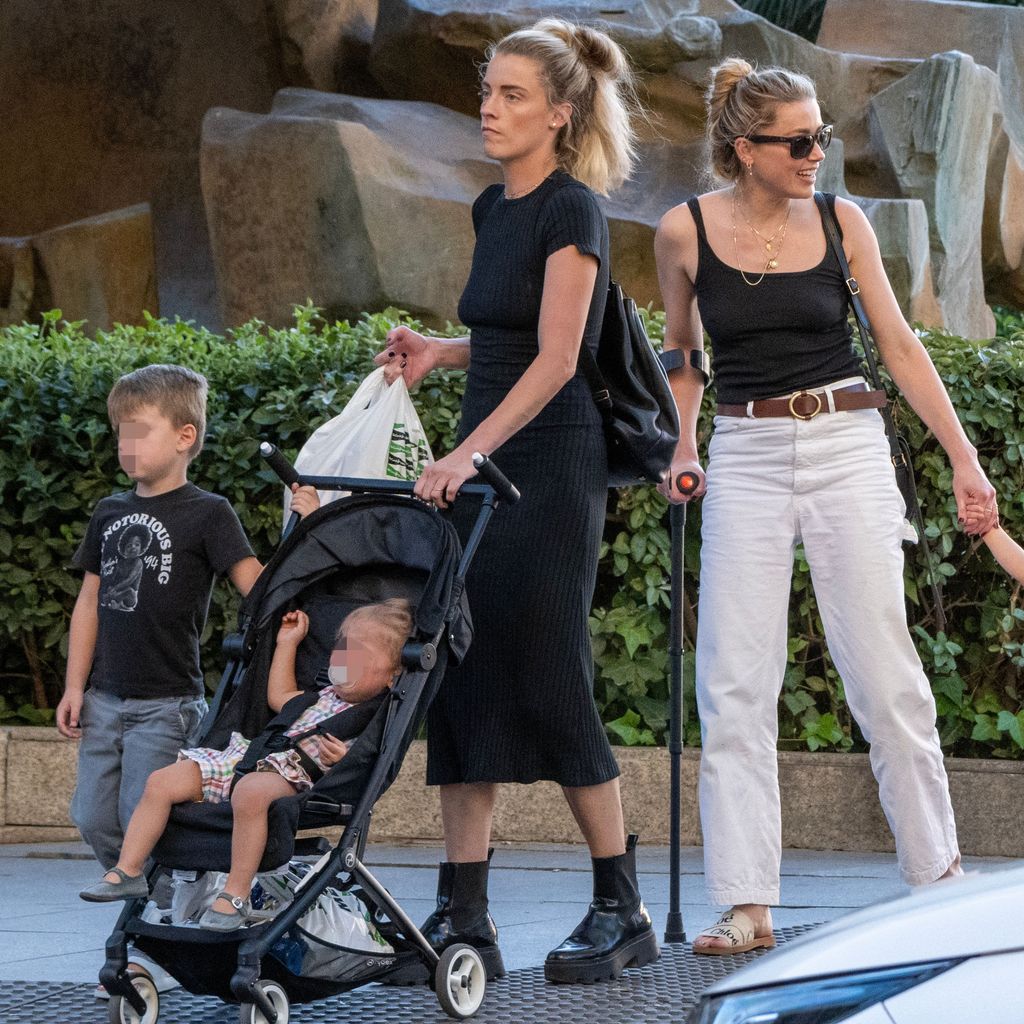 Amber Heard mit Freunden und ihrer Tochter Oonagh im Oktober 2023