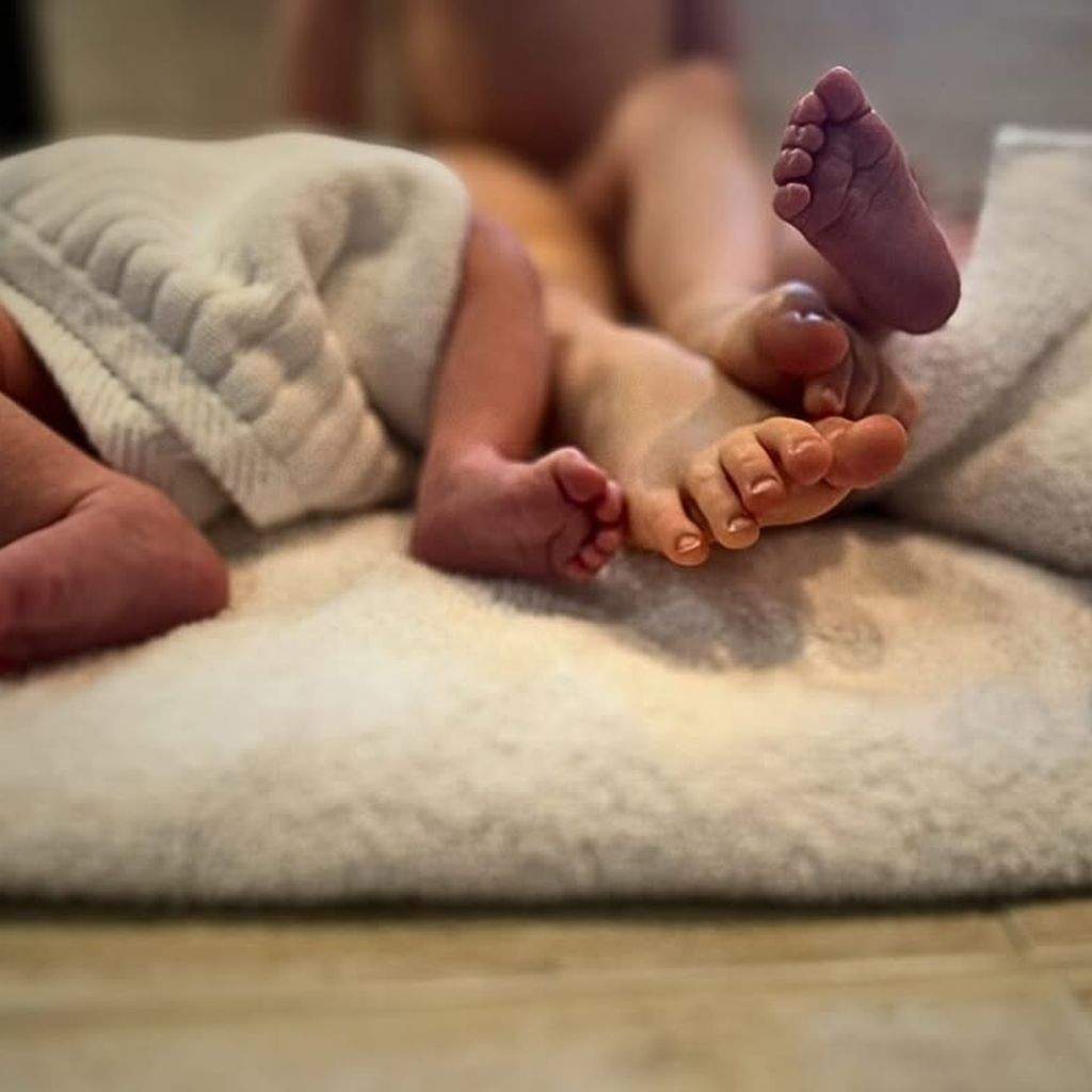 Die Füße von Amber Heards Kindern