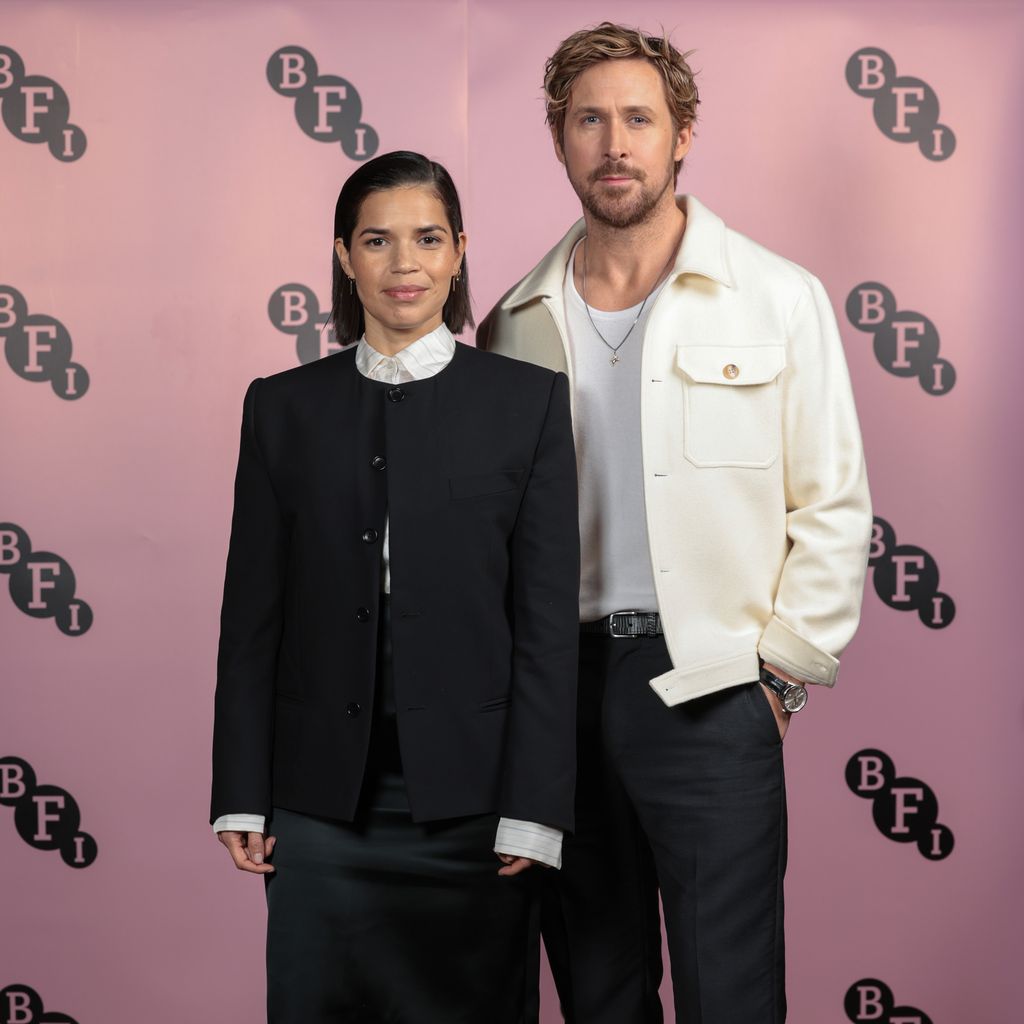 America Ferrera mit Ryan Gosling bei einer Veranstaltung, Dezember 2023