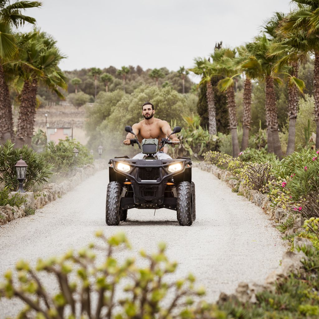 "Love Island"-Kandidat Amin auf einem Quad