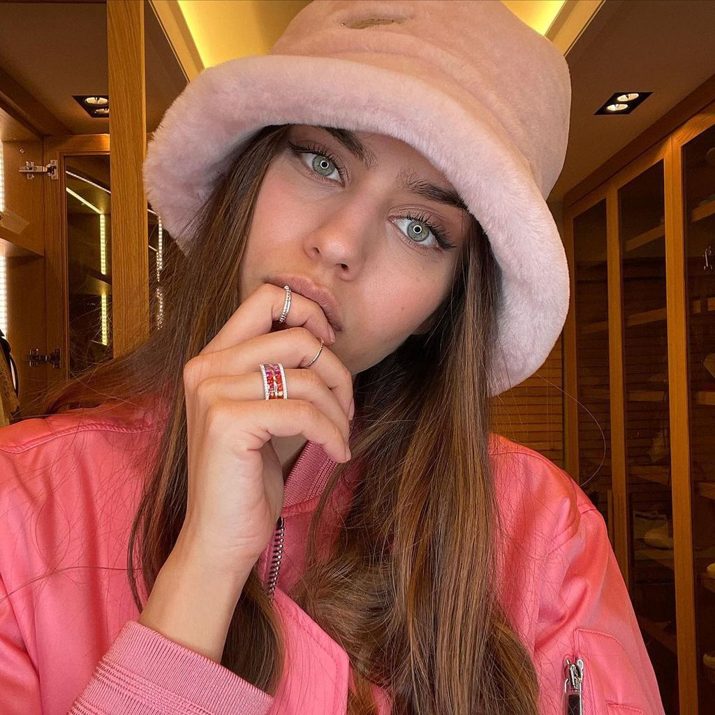 Amine Gülse, Model