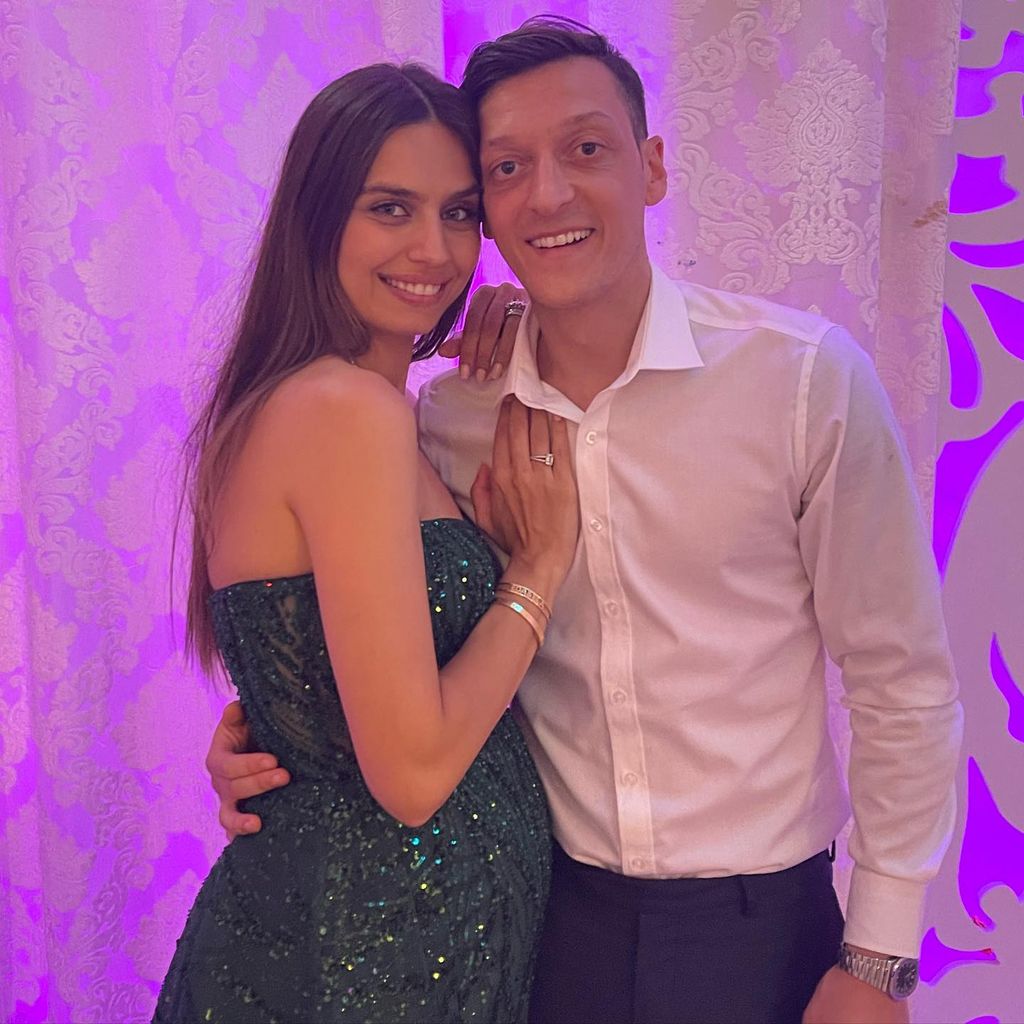 Amine Gülse und Mesut Özil im Oktober 2022