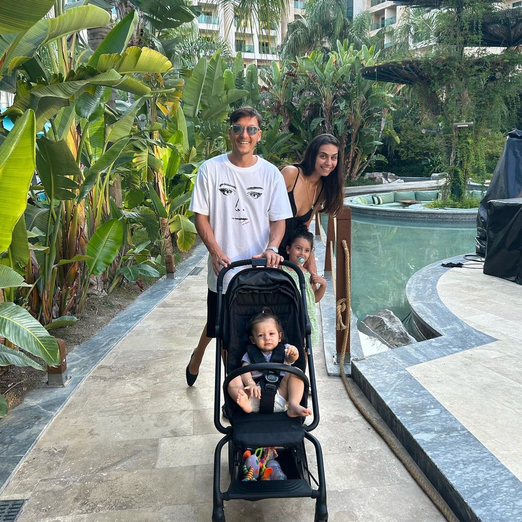 Amine und Mesut Özil mit ihren zwei Töchtern, August 2024