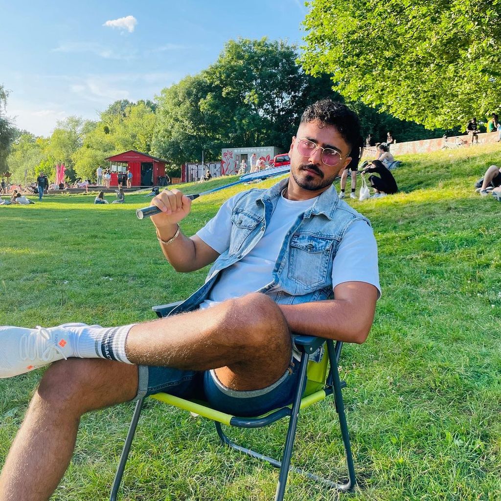 Amir Hosseiny sitzt im Freien