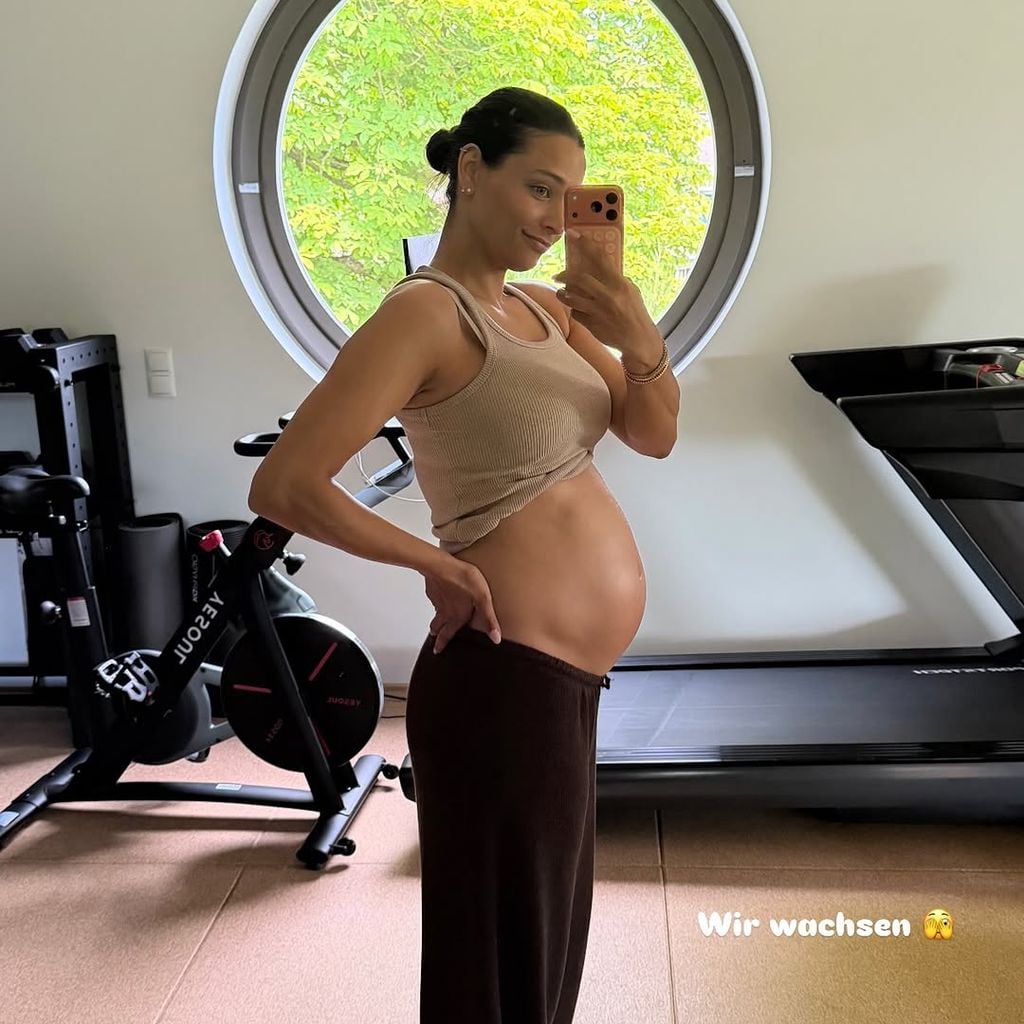 Amira Aly schwanger im Juli 2026