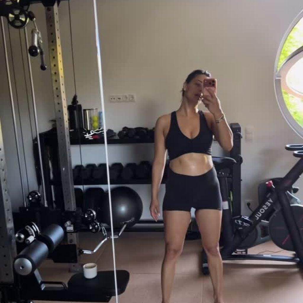 Fit trotz Schwangerschaft: Amira Aly schwitzt im Kraftraum und zeigt ihren Babybauch.