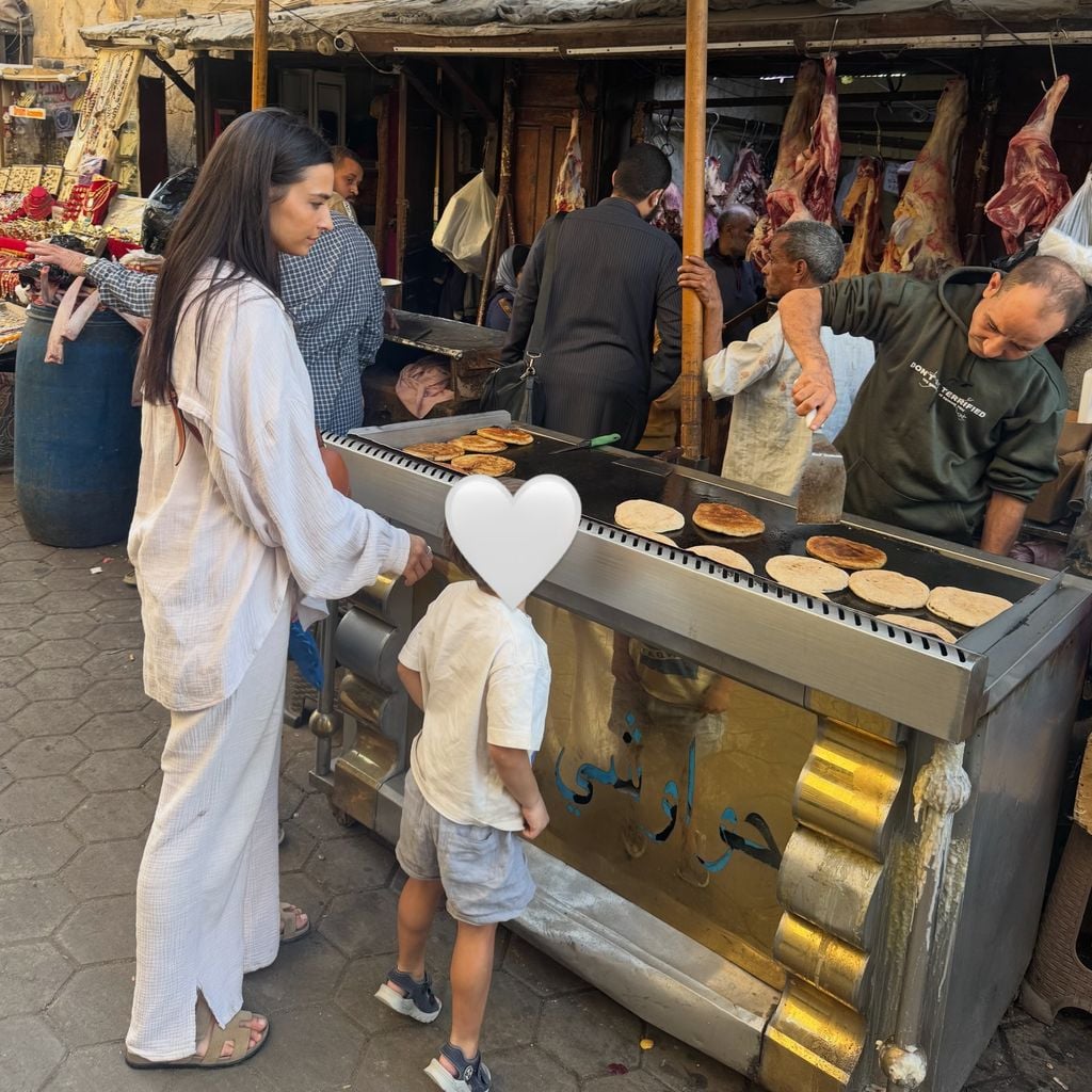 Amira Aly und ihr Sohn auf einem ägyptischen Markt