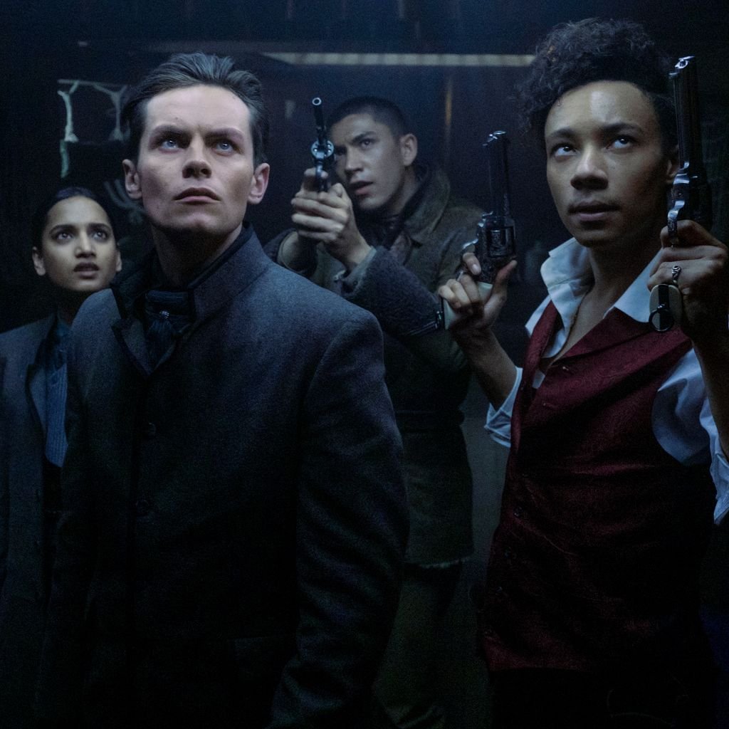 Amita Suman, Freddy Carter, Archie Renaux und Kit Young in "Shadow and Bone"