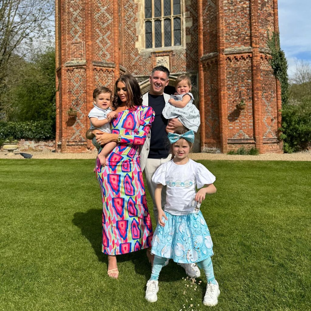 Amy Childs mit Billy Delbosq, ihren Zwillingen Billy und Amelia und Tochter Polly im April 2024