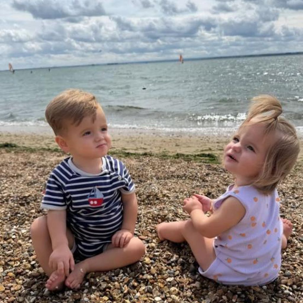 Amy Childs' Zwillinge Billy und Amelia im August 2024