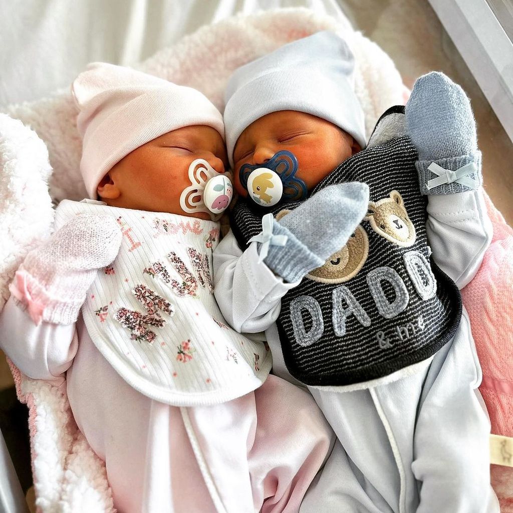Amy Childs Zwillinge im April 2023