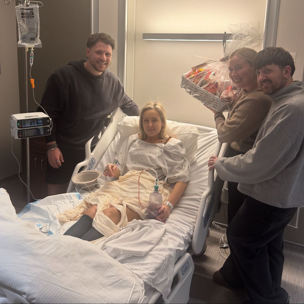 Amy Dowden (M.) mit ihren Freunden im November 2025