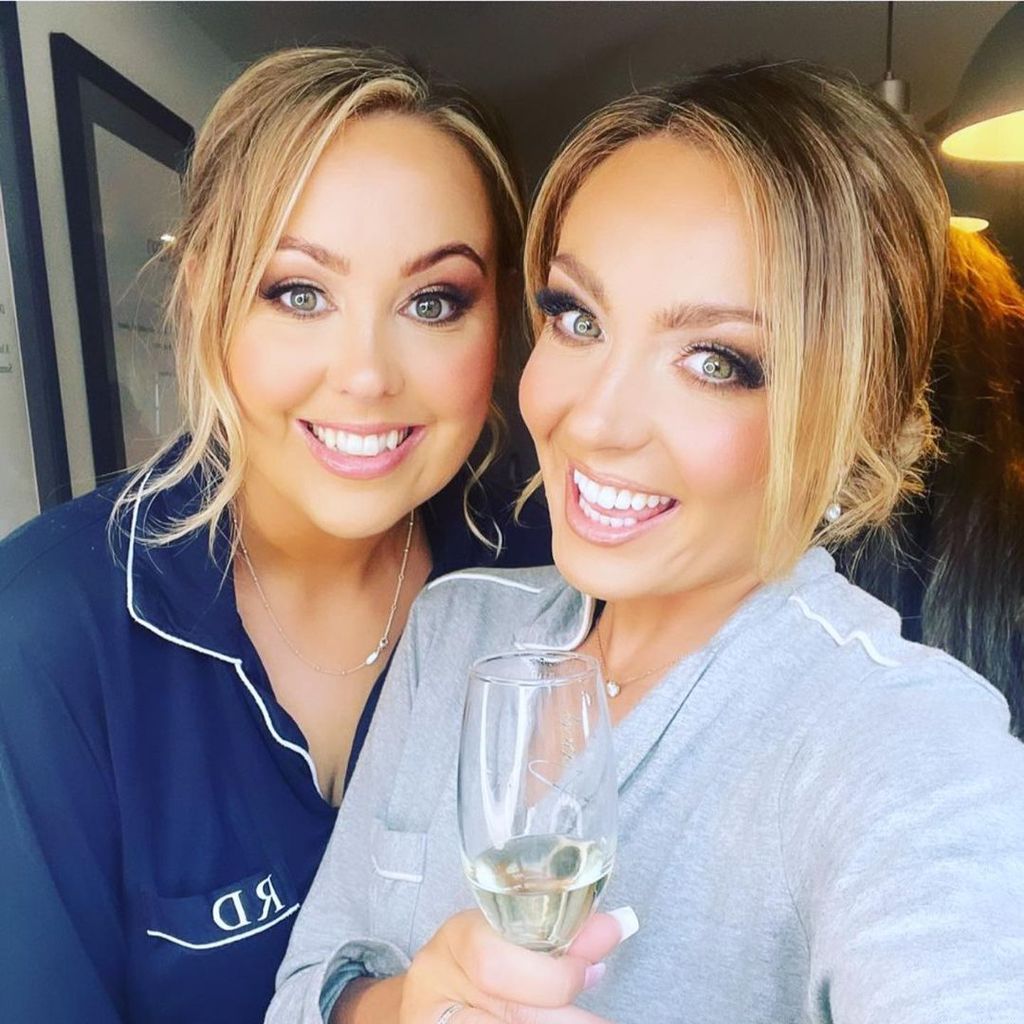 Amy Dowden mit ihrer Schwester Rebecca im August 2023