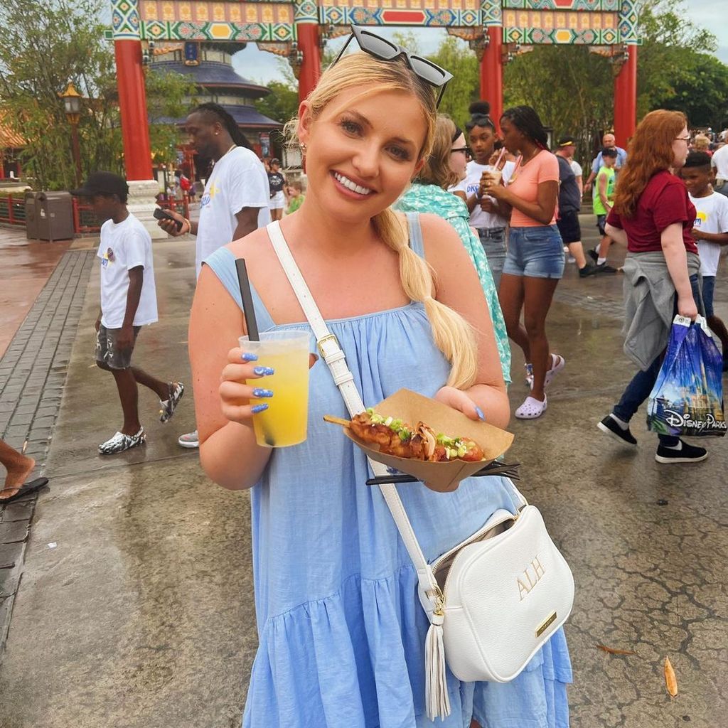 Amy Hart im Freizeitpark Walt Disney World Resort 2022