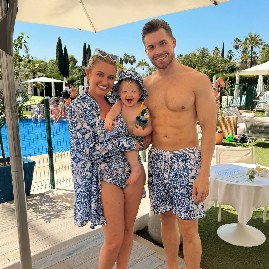 Amy Hart mit ihrem Sohn Stanley und Ehemann Sam Rason, September 2024