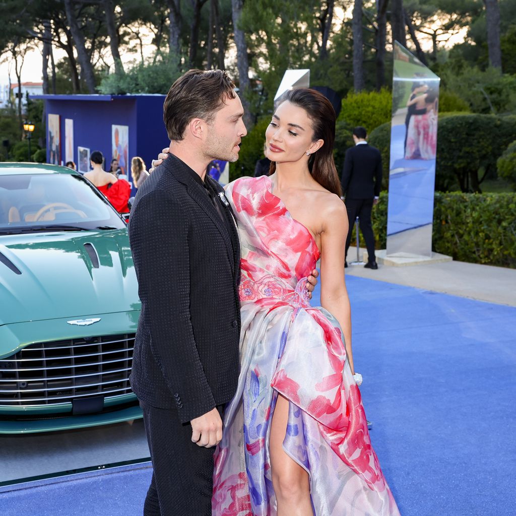 Ed Westwick und Amy Jackson auf der amfAR Cannes Gala im Mai 2023